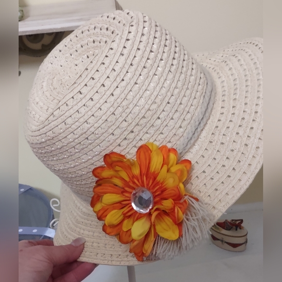Cream Color Casual Hat - Picture 2 of 16